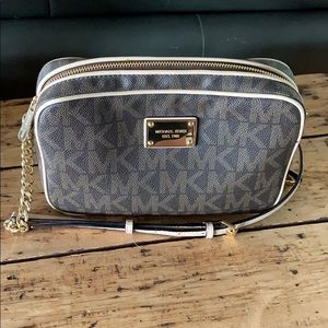 Michael Kors crossbody bag (NEVER USED)